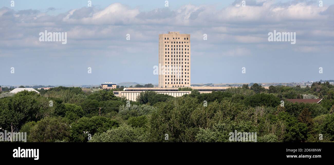 Torre del Capitolio del Estado de Dakota del Norte y edificio de oficinas Art Decó de 21 pisos en Bismarck, ND. La estructura fue construida entre 1931 y 1934. El Art Decó Foto de stock