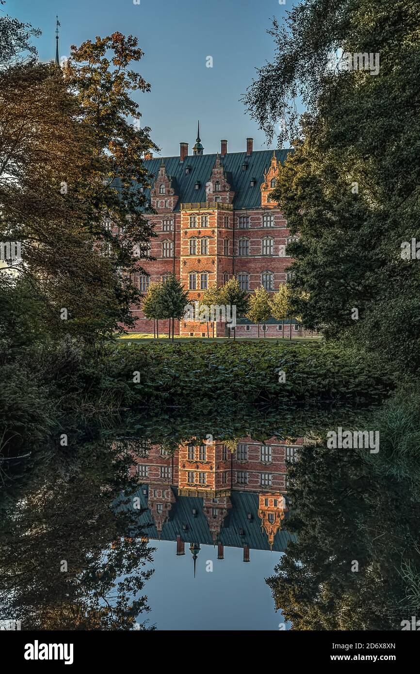 El castillo real de Frederiksborg en el bosque se refleja en un estanque brillante de espejos, Hillerod, Dinamarca, 17 de octubre de 2020 Foto de stock
