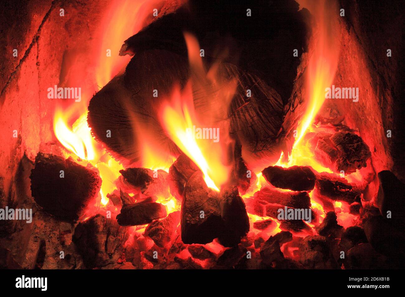 Carbón y madera, leña, fuego, doméstico, hogar, quema, calor, calor 4 Foto de stock