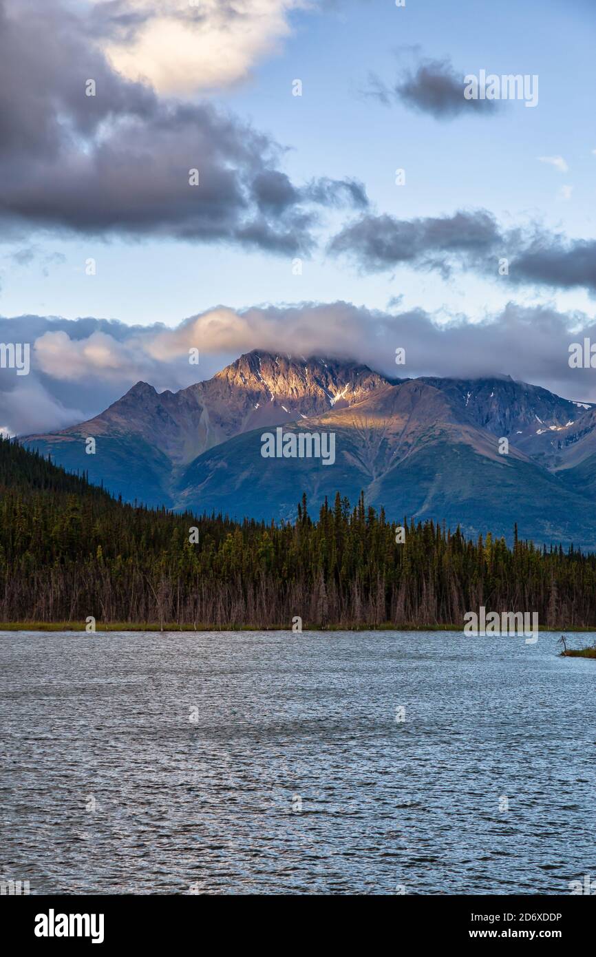 Vista del lago pintoresco rodeado de montañas y árboles Foto de stock