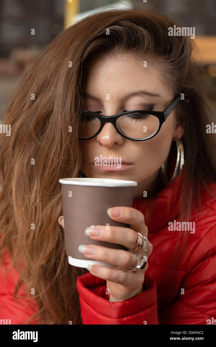 Taza a los labios fotografías e imágenes de alta resolución - Página 2 - Alamy Taza a los labios fotografías e imágenes de alta resolución - Página 2 - Alamy
