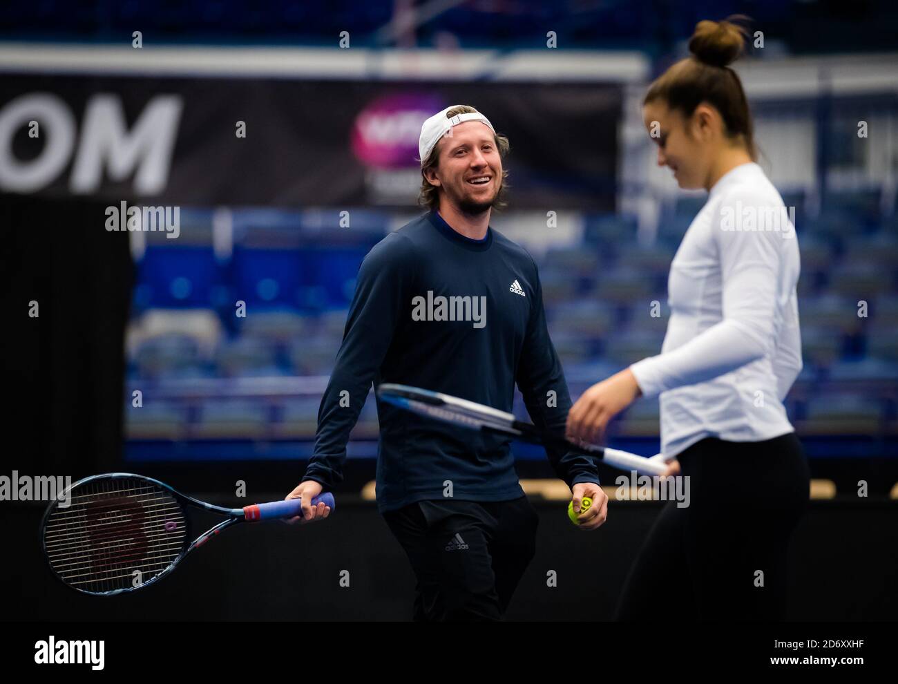 om Hill durante la práctica con Maria Sakkari en el torneo de tenis J&T Banka Ostrava Open WTA Premier 2020 el 17 de octubre de 2020 en Ostrava, Rep. Checa Foto de stock