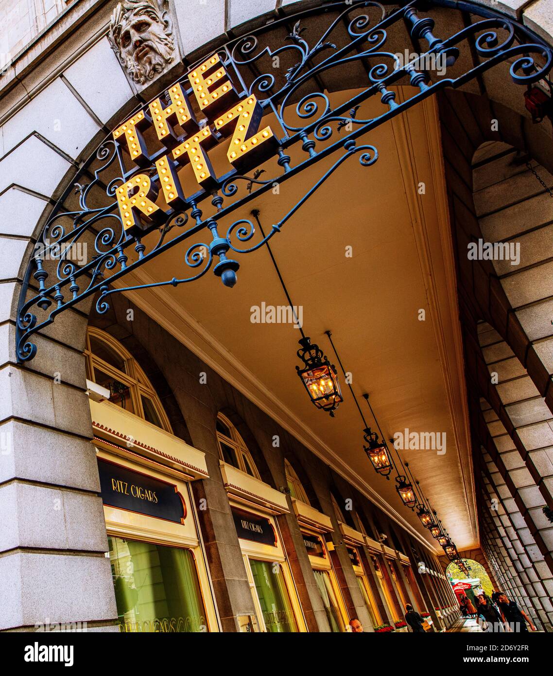 The Ritz Hotel en Piccadilly, Londres; un hotel de 5 estrellas clasificado como Grado II, un icono del lujo, inaugurado por Cesar Ritz en mayo de 1906; diseñado por Charles Mewes. Foto de stock