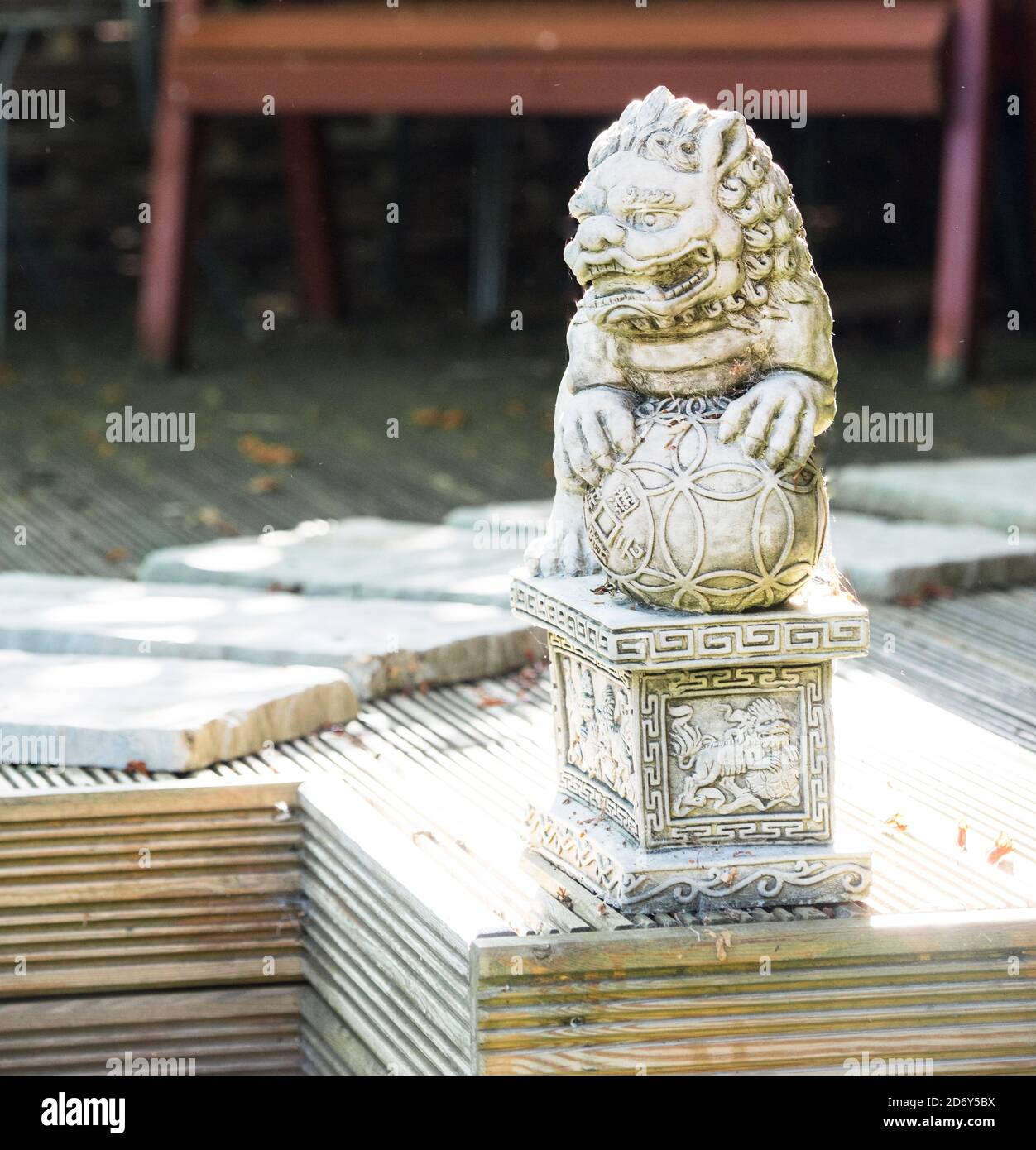 León guardián chino masculino con pelota grande. Feng Shui escultura  protectora. Símbolo de budismo. Muy estilizada. También conocido como Fu  Perros para el buen Feng Shui Fotografía de stock - Alamy