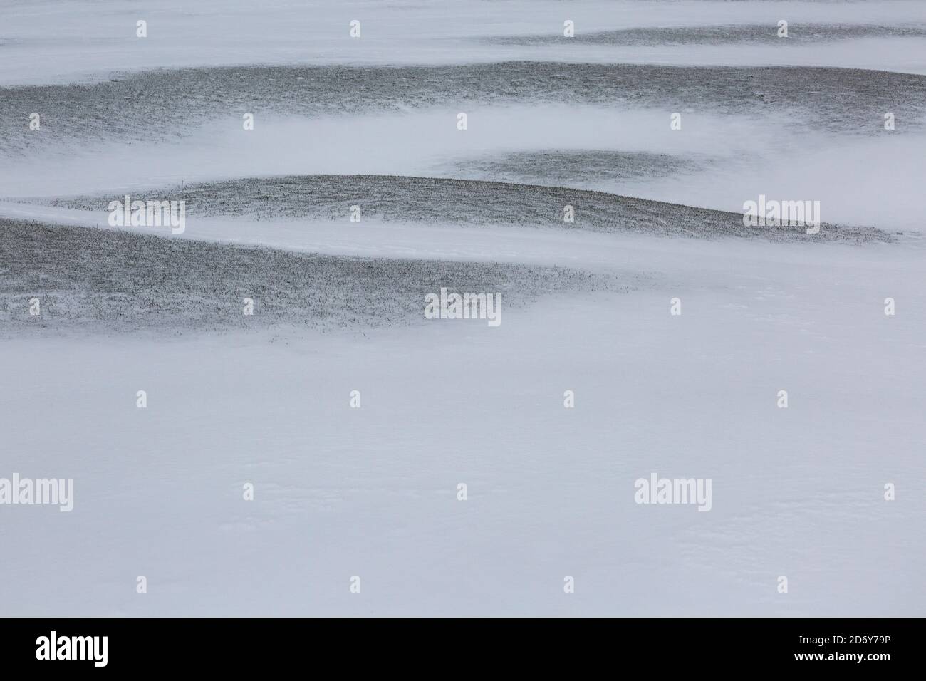 Ondulante paisaje cubierto de nieve Foto de stock