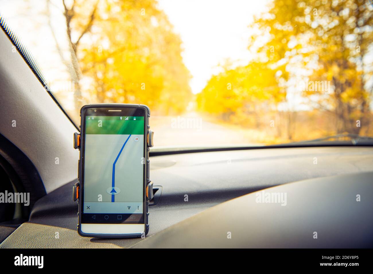 sistema de navegación telefónica que muestra la dirección en la carretera rural de la temporada de otoño Foto de stock