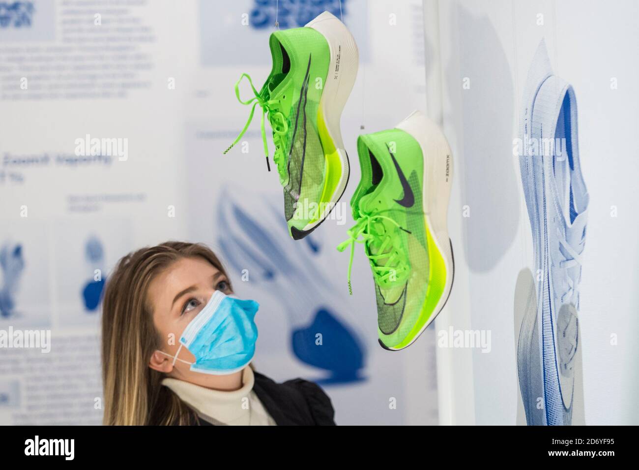 Nervio estornudar Caballero amable Londres, Reino Unido. 20 de octubre de 2020. Un miembro del personal ve las  zapatillas de running 'Nike Zoom X Vaporfly NEXT%' de los diseñadores de  Nike Sport Research, como las que