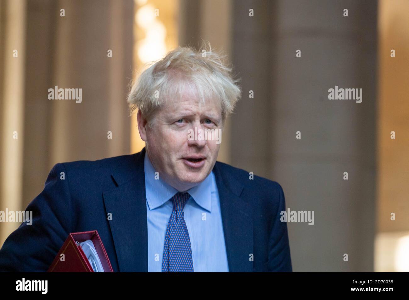 Londres, Reino Unido. 20 de octubre de 2020. Boris Johnson, primer Ministro del Parlamento, deja una reunión de gabinete en la Oficina de Asuntos Exteriores y del Commonwealth de Londres. Crédito: Ian Davidson/Alamy Live News Foto de stock