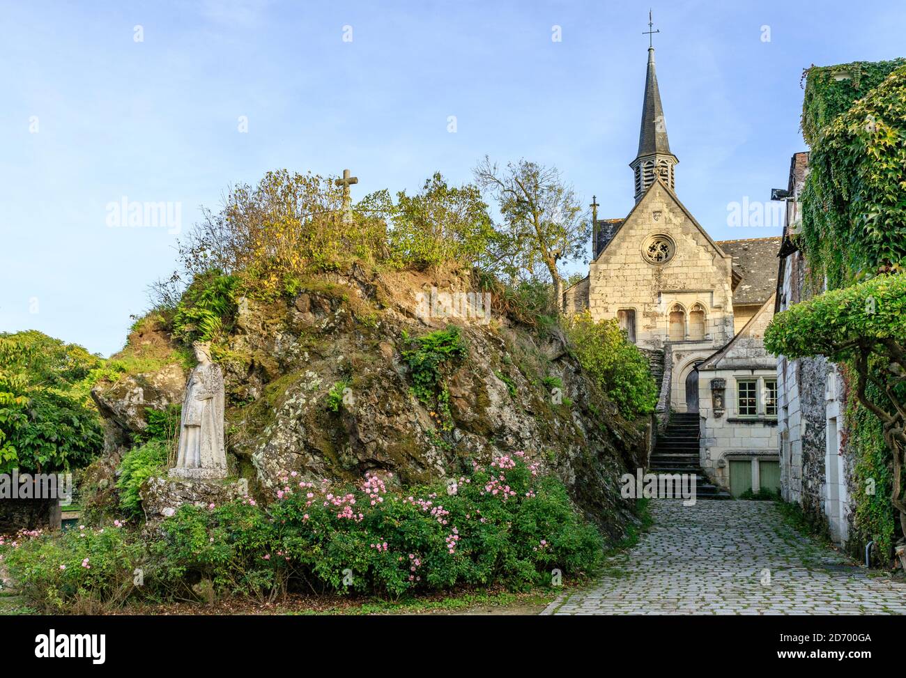Francia, Maine y Loira, Valle del Loira catalogado como Patrimonio de la Humanidad por la UNESCO, Ile de Behuard, Behuard, Notre Dame iglesia construida sobre una roca, lugar de peregrina Foto de stock