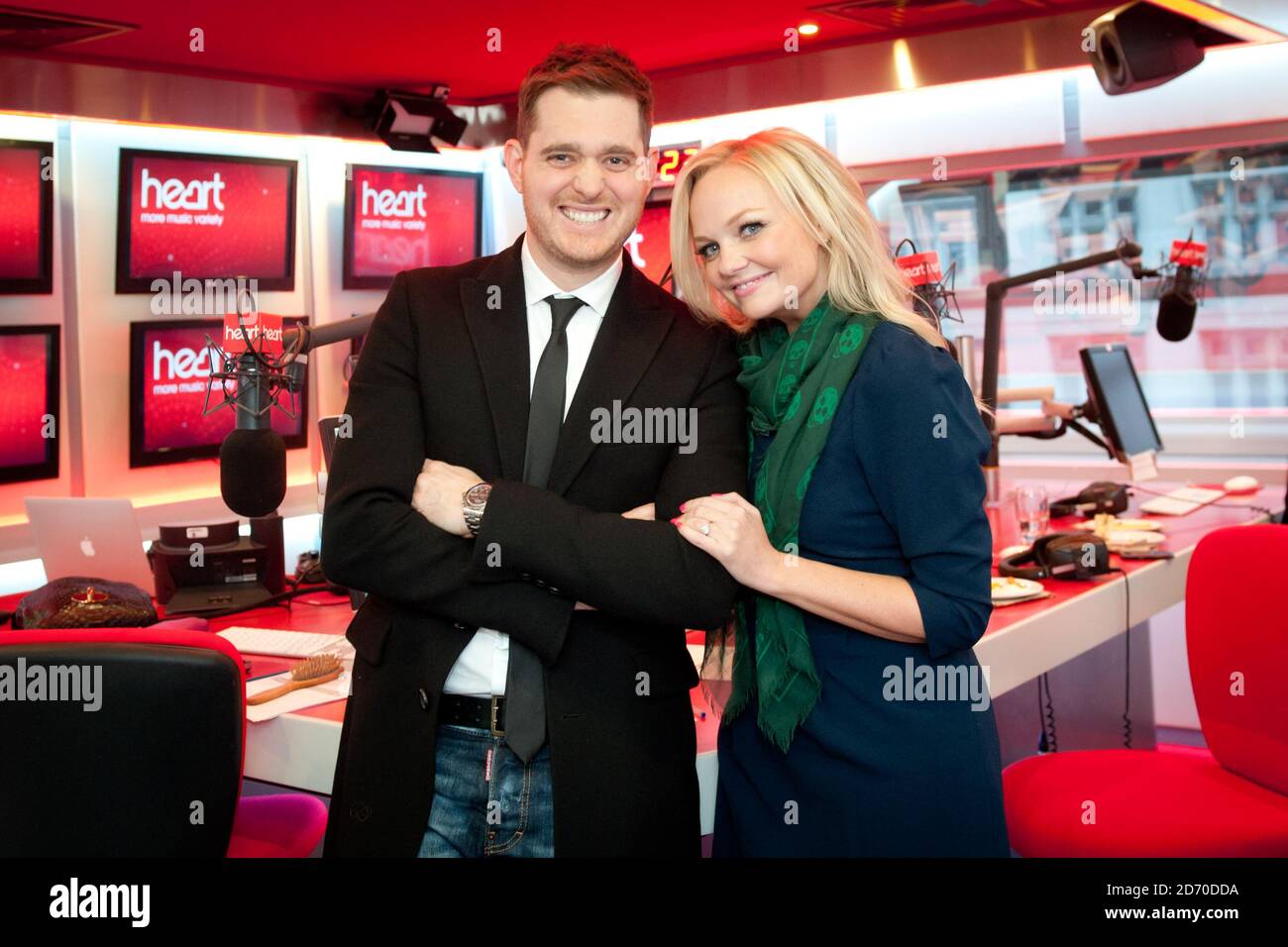 Michael Buble junto a Emma Bunton lanza Christmas on Heart FM con su propio  show en vivo, en sus estudios en el centro de Londres Fotografía de stock -  Alamy