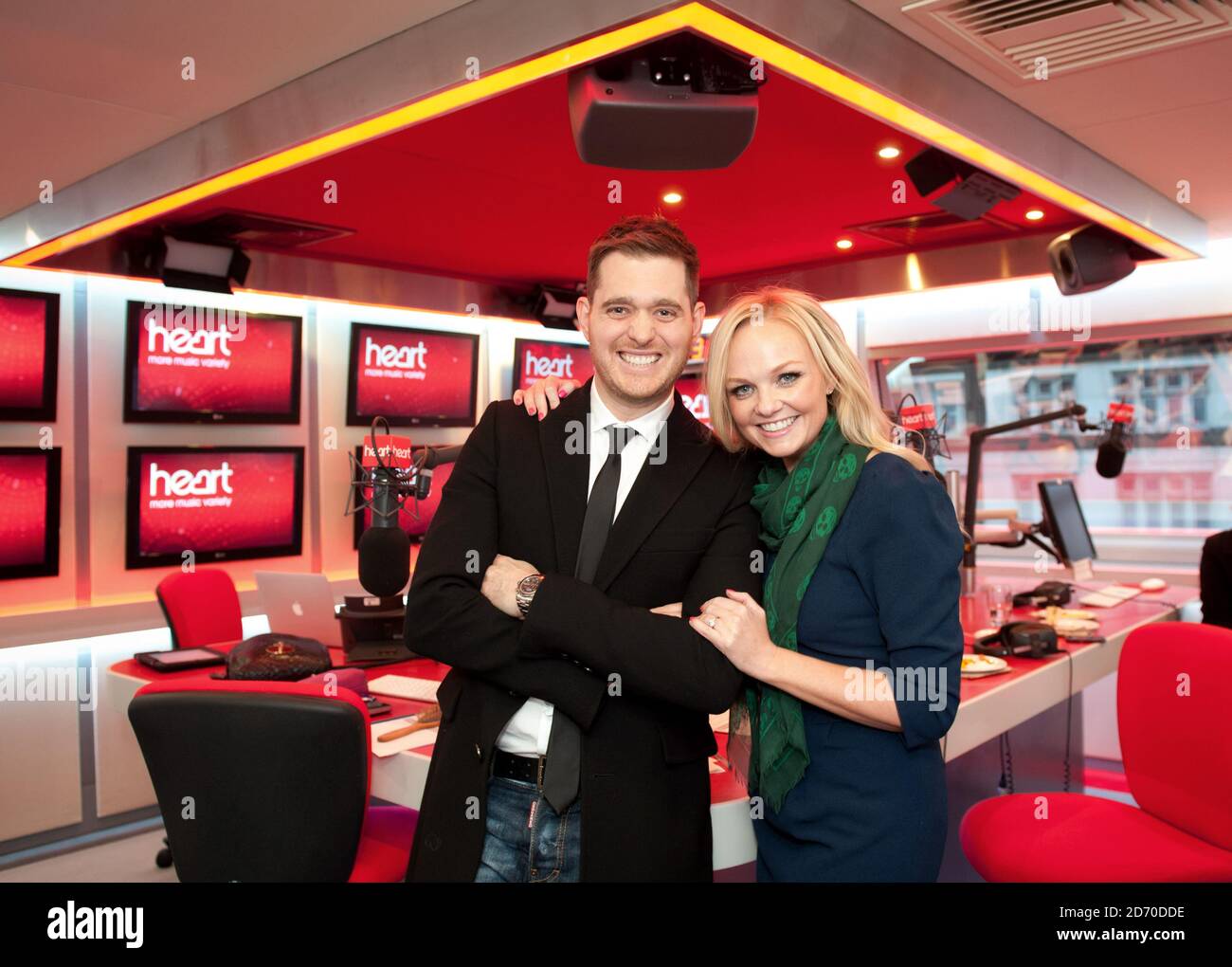 Michael Buble junto a Emma Bunton lanza Christmas on Heart FM con su propio  show en vivo, en sus estudios en el centro de Londres Fotografía de stock -  Alamy