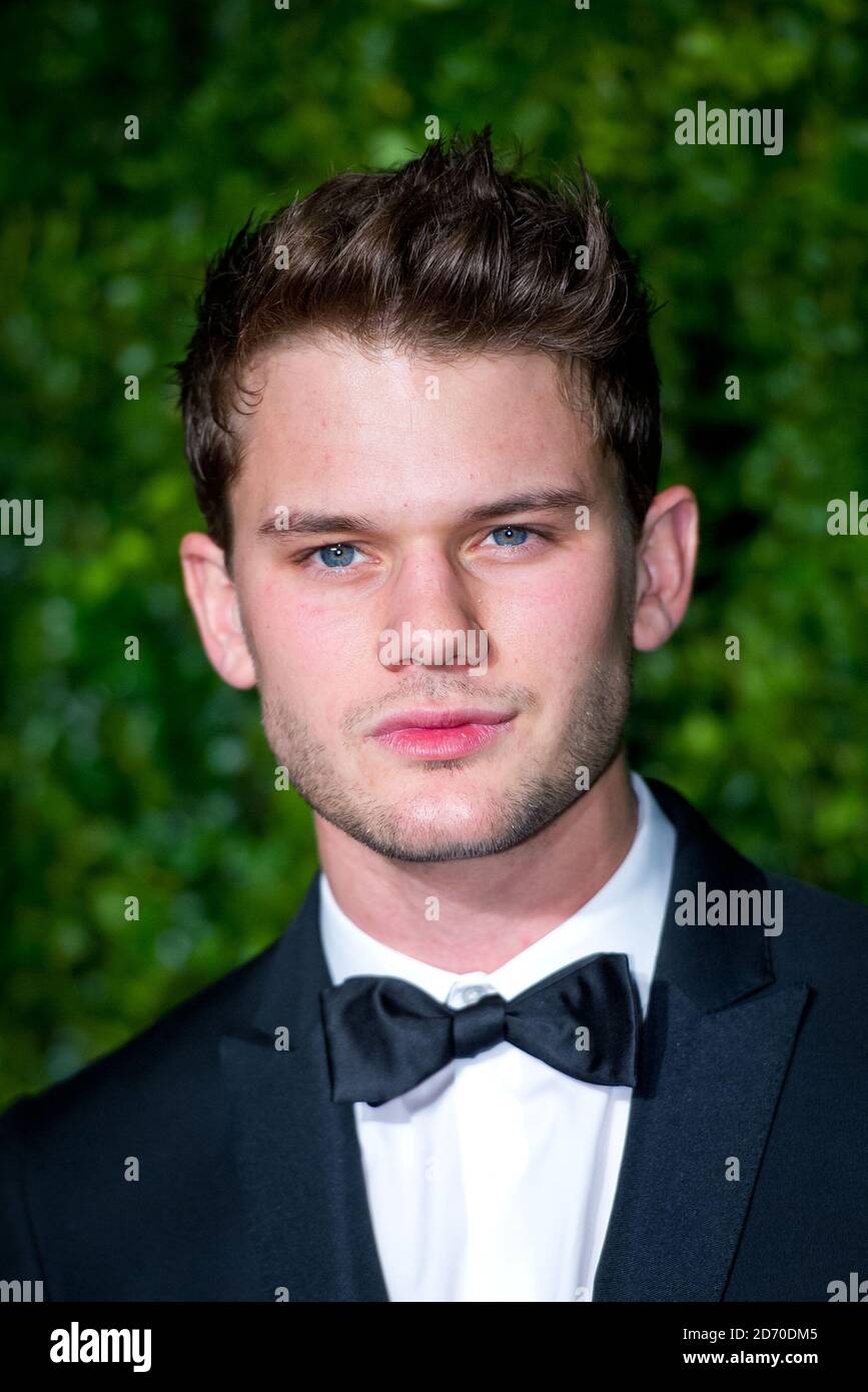 Jeremy Irvine asiste a los 58th London Evening Standard Theatre Awards en asociación con Burberry, en el Savoy Hotel de Londres. Foto de stock