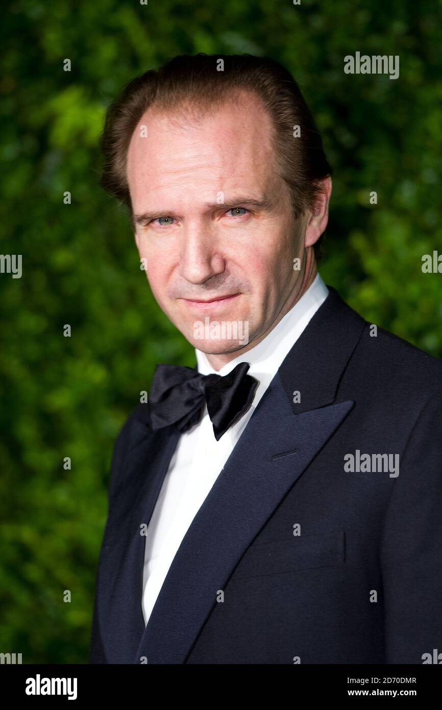 Ralph Fiennes asistió a los 58th London Evening Standard Theatre Awards en asociación con Burberry, en el Savoy Hotel en Londres. Foto de stock