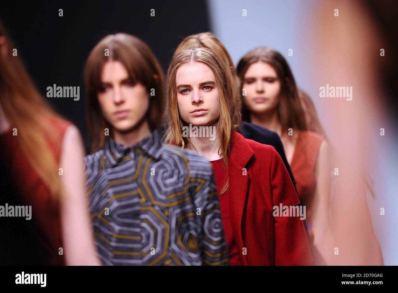 Los modelos llevan las creaciones de Emilio de la Morena en la feria de pasarelas otoño/invierno 2013, como parte de la Semana de la Moda de Londres en Somerset House, Londres. Foto de stock