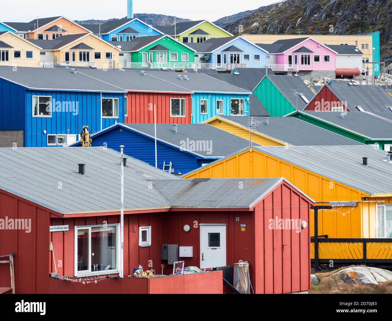 Moderno barrio de estar con casas coloridas. Ciudad Ilulissat a orillas de  la Bahía de Disko en Groenlandia Occidental, centro de turismo,  administración y economía Fotografía de stock - Alamy