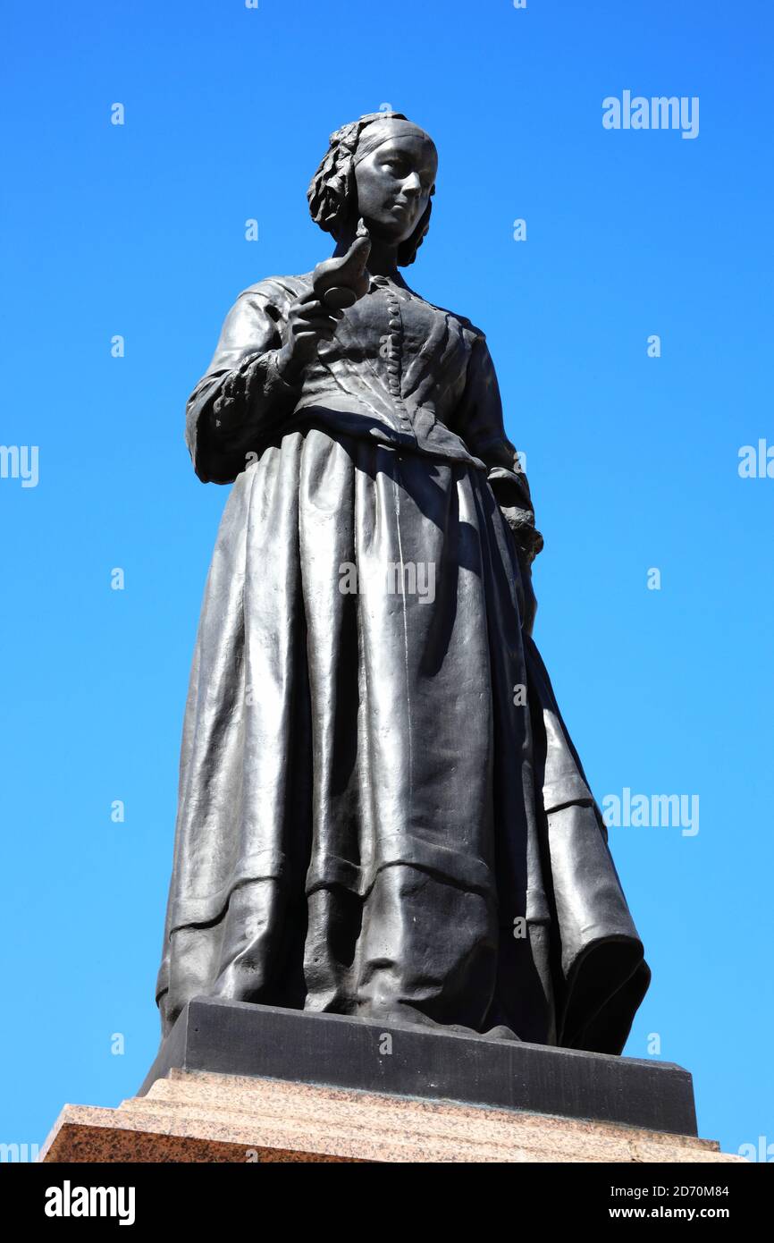 Estatua conmemorativa de Florence Nightingale en Waterloo Place, Westminster, Londres, Reino Unido se dio a conocer en 1915 fue una enfermera inglesa conocida como "la Señora con T Foto de stock