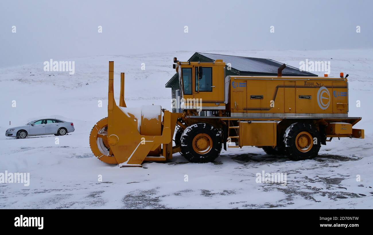 Skarsvåg, Noruega - 02/28/2019: Enorme camión de soplantes de nieve esperando a un lado de la carretera para su uso para quitar la nieve para un convoy turístico al famoso Cabo Norte. Foto de stock