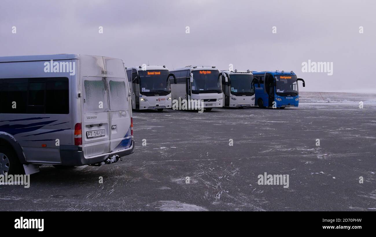 Nordkapp, Noruega - 02/28/2019: Autobuses esperando a los turistas en el aparcamiento de North Cape para llevarlos de vuelta a su crucero Hurtigruten. Foto de stock