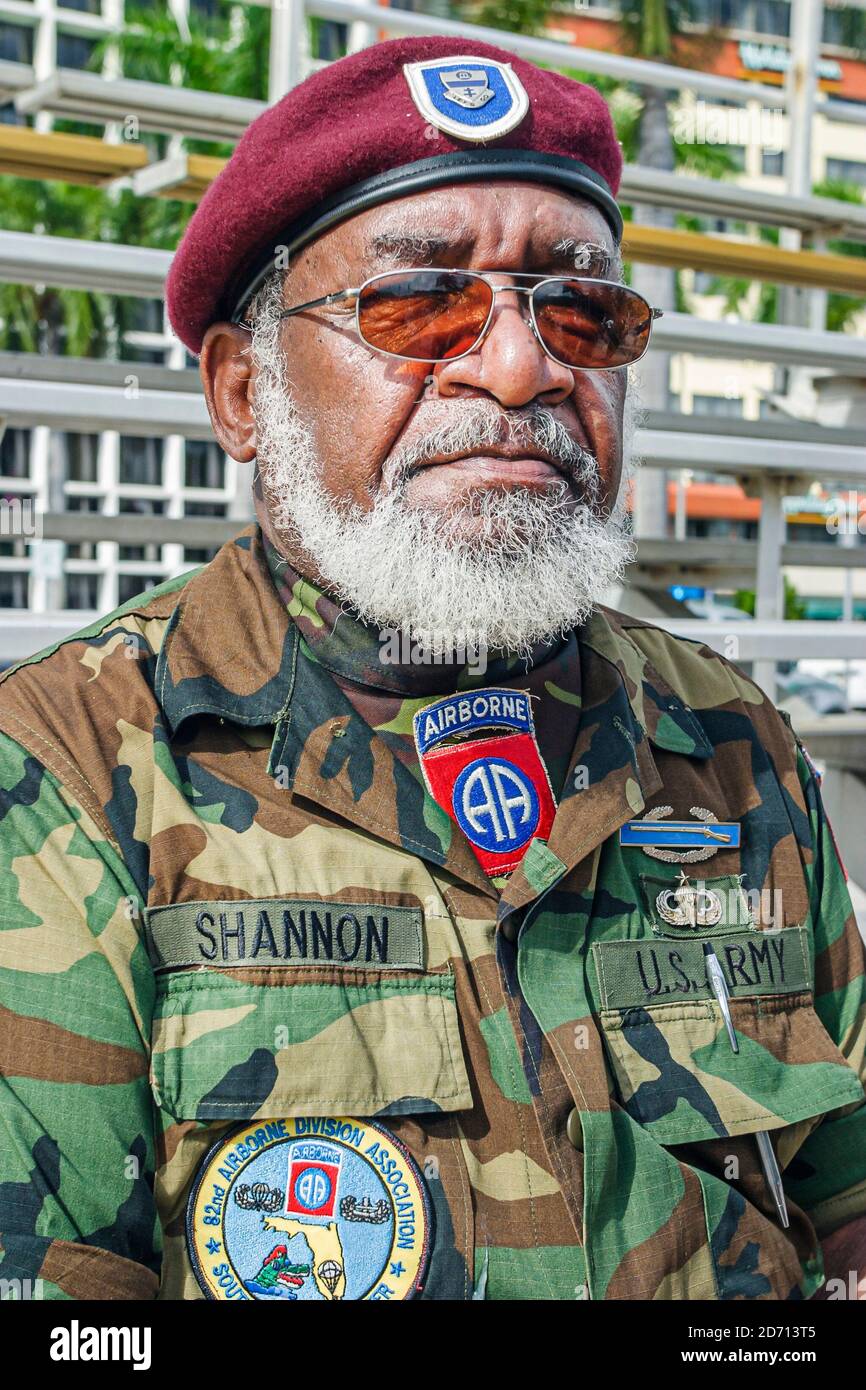 Miami Florida, Biscayne Boulevard Bayfront Park, Ceremonias del Desfile del Día de los Veteranos, uniforme de veteranos del Ejército Negro Aerotransportado, Foto de stock