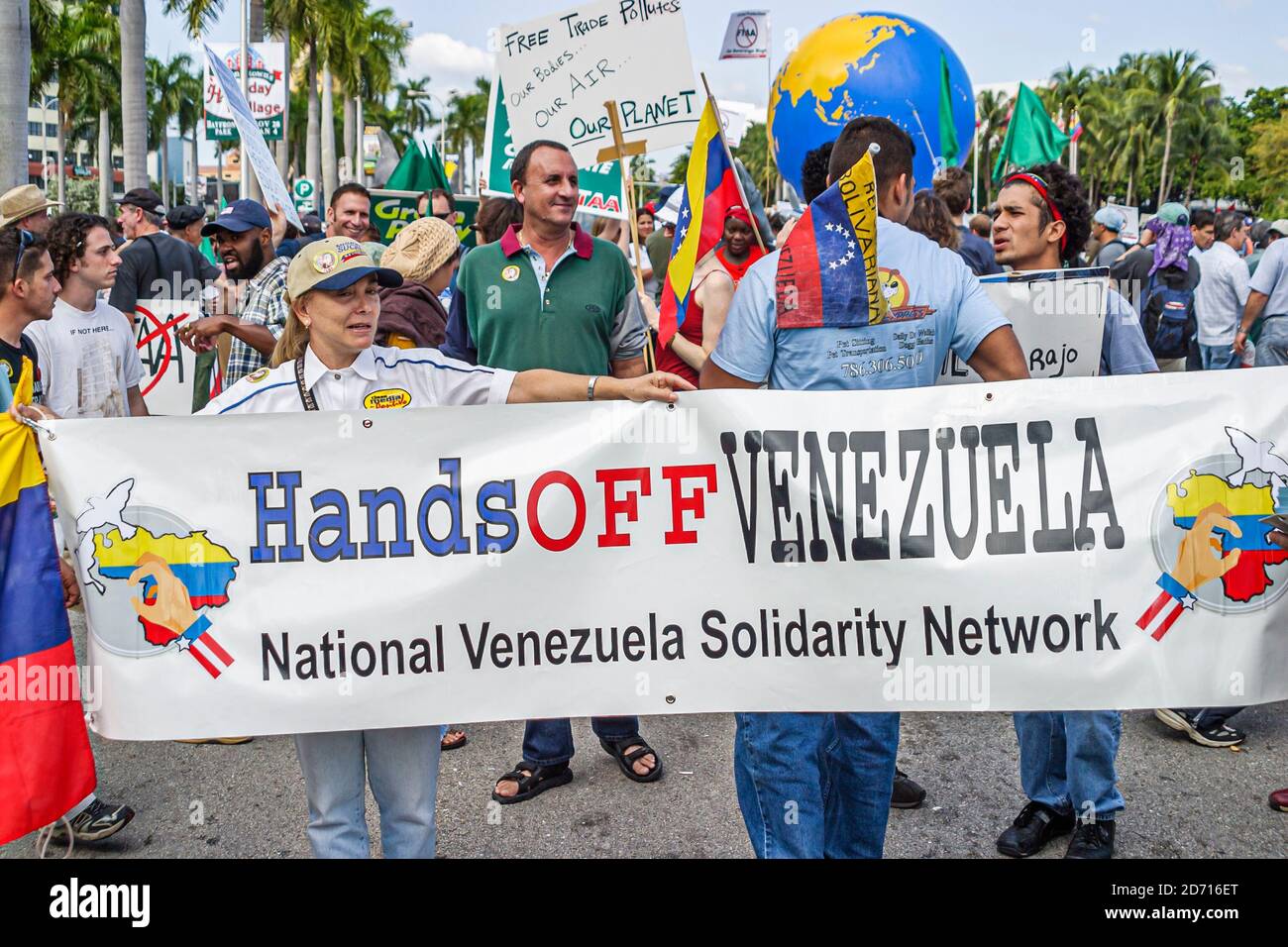 Miami Florida,Biscayne Boulevard,Área de Libre Comercio de Americanos Cumbre del ALCA Demostraciones,manifestantes bandera Venezuela, Foto de stock