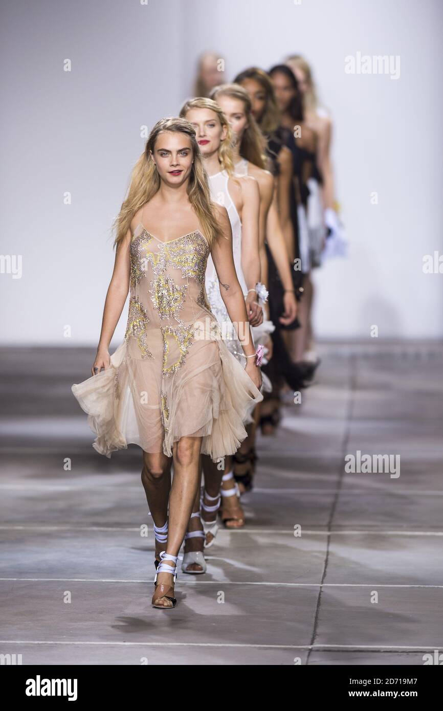 Cara Delevingne en la pasarela en el desfile de moda Topshop, celebrado en el local de Topshop en Kings Cross, durante la Semana de la Moda de Londres Fotografía de stock - Cara Delevingne en la pasarela en el desfile de moda Topshop, celebrado en el local de Topshop en Kings Cross, durante la Semana de la Moda de Londres Fotografía de stock -