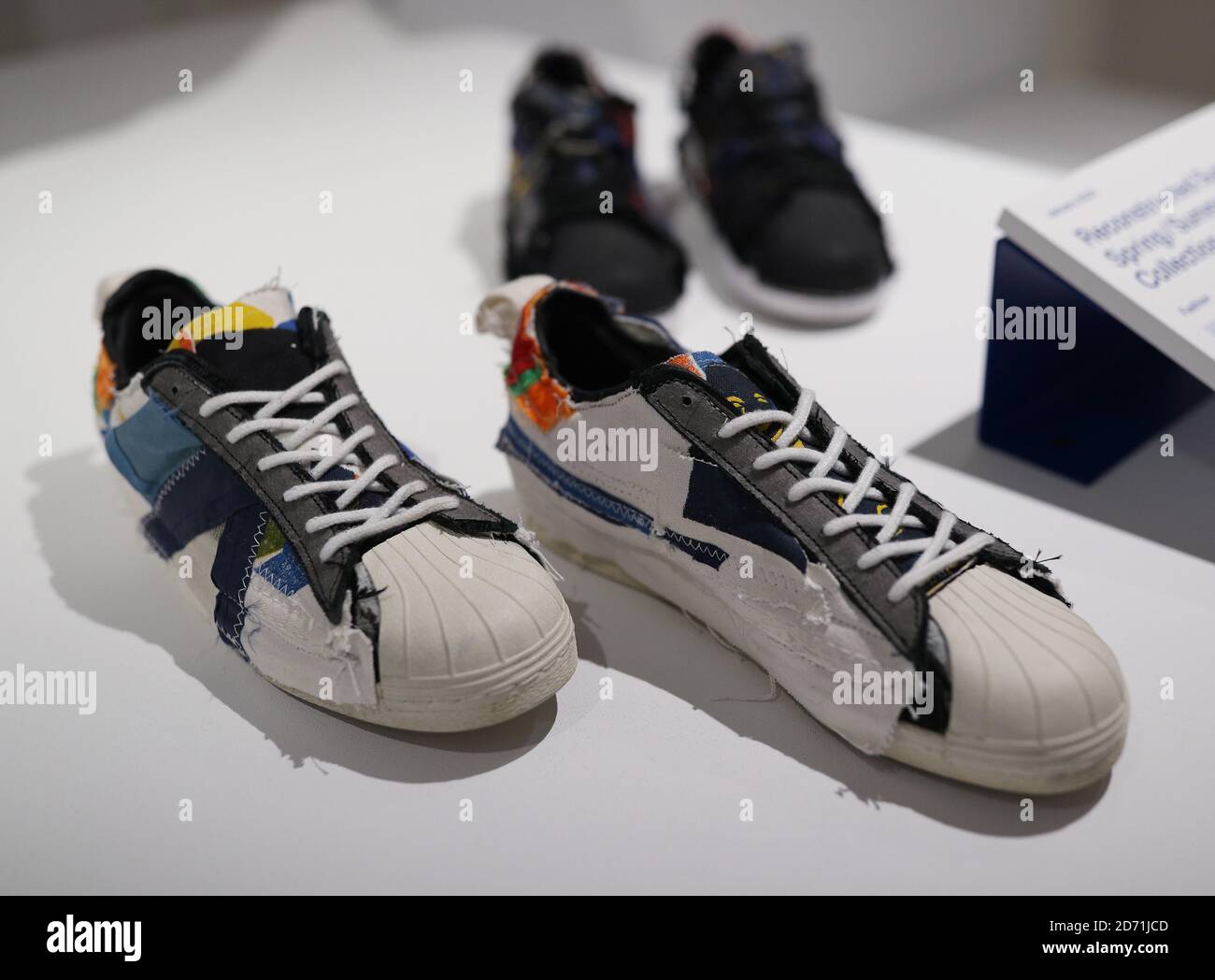 Zapatillas de deporte de segunda mano Adidas Superstar, parte de la  colección reconstruida Superstars, Primavera/Verano 2020 de los diseñadores  Helen Kirkum y Bethany Williams, en una foto para la exposición Beazley  Designs