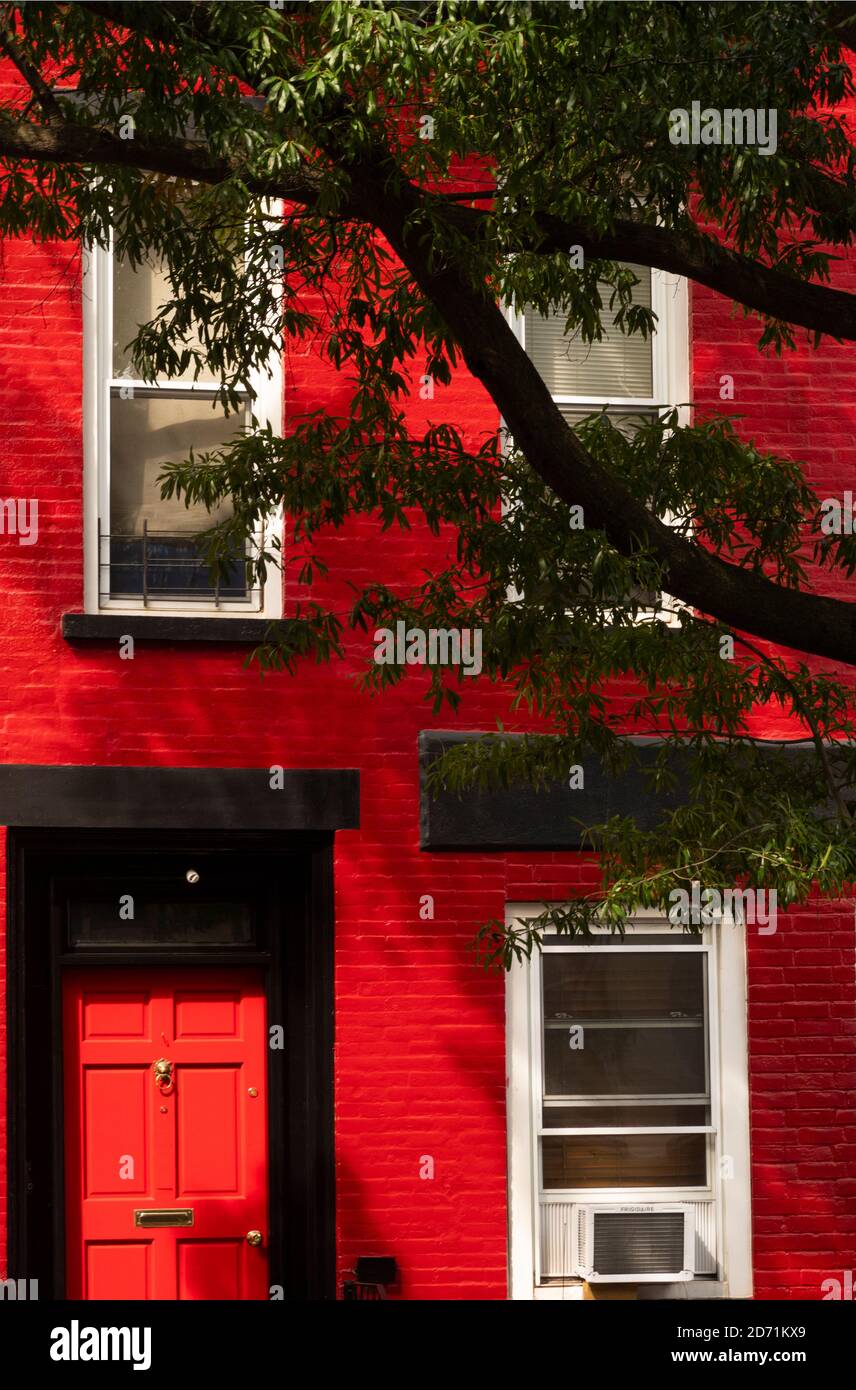 Casa pintada de rojo con adornos blancos en Park Slope Brooklyn CIUDAD DE  NUEVA YORK Fotografía de stock - Alamy