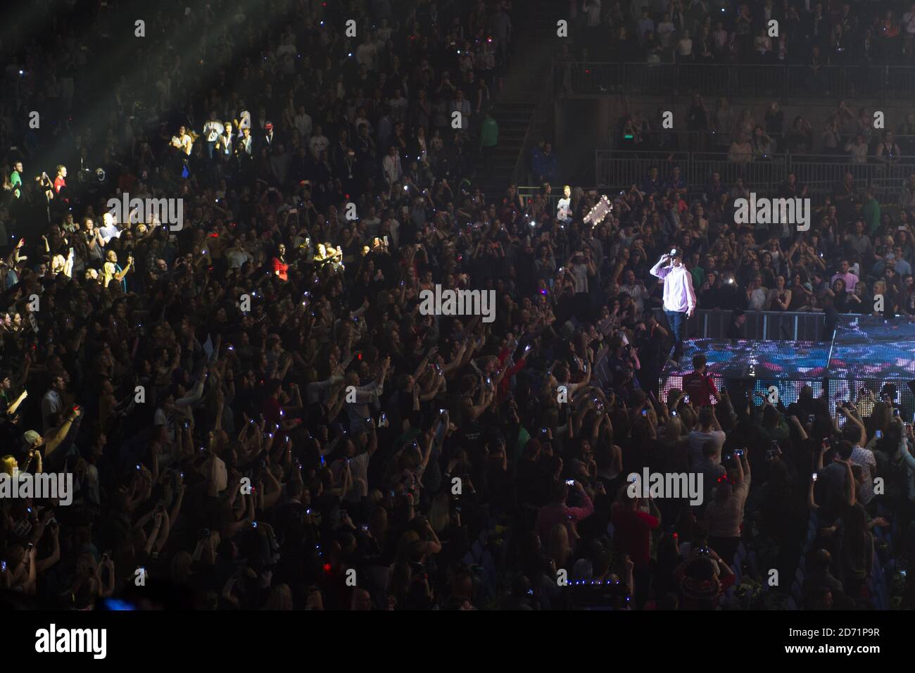 Justin Bieber actuando durante la Capital FM Jingle Bell Ball 2015 en el O2 Arena, Londres. Foto de stock