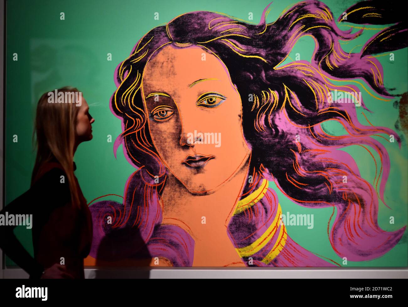 Un asistente de galería con detalles de pinturas renacentistas (Sandro  Botticelli, nacimiento de Venus) por Andy Warhol, en la exposición  Botticelli Reimaged en el Museo V&A de Londres Fotografía de stock -