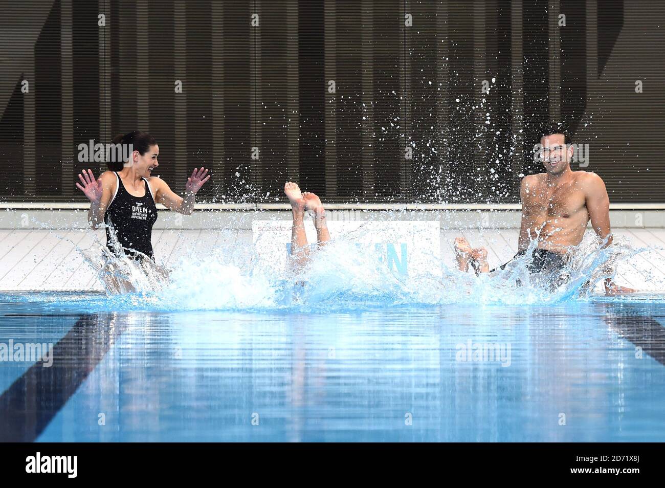 Kirsty Gallacher y Getsin Jones lanzan la campaña "vive en" de Speedo, en  el Centro acuático del Parque Olímpico de Londres, Stratford. La campaña  ofrece sesiones de natación gratuitas para ayudar a