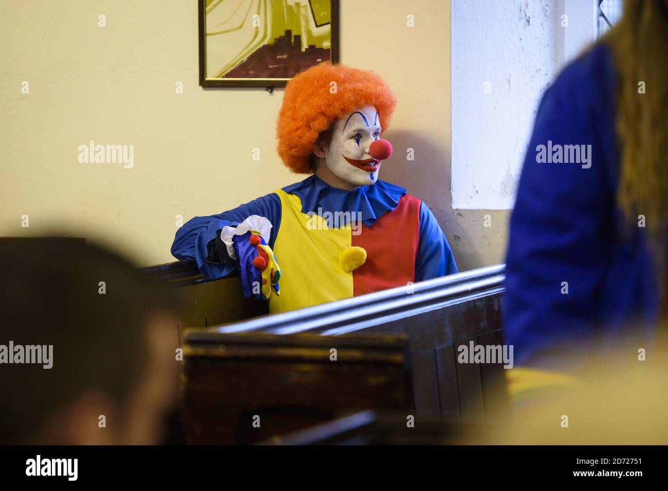 Payasos fotografiados asistiendo al Servicio Anual de payasos Grimaldi, en la iglesia de todos los Santos en Haggerston, al este de Londres. Foto fecha: Domingo 5 de febrero de 2017. El crédito de la foto debe decir: Matt Crossick/ EMPICS Entertainment. El servicio se lleva a cabo una vez al año durante más de 70 años, y conmemora la vida del payaso Joseph Grimaldi, que murió en 1837. Foto de stock