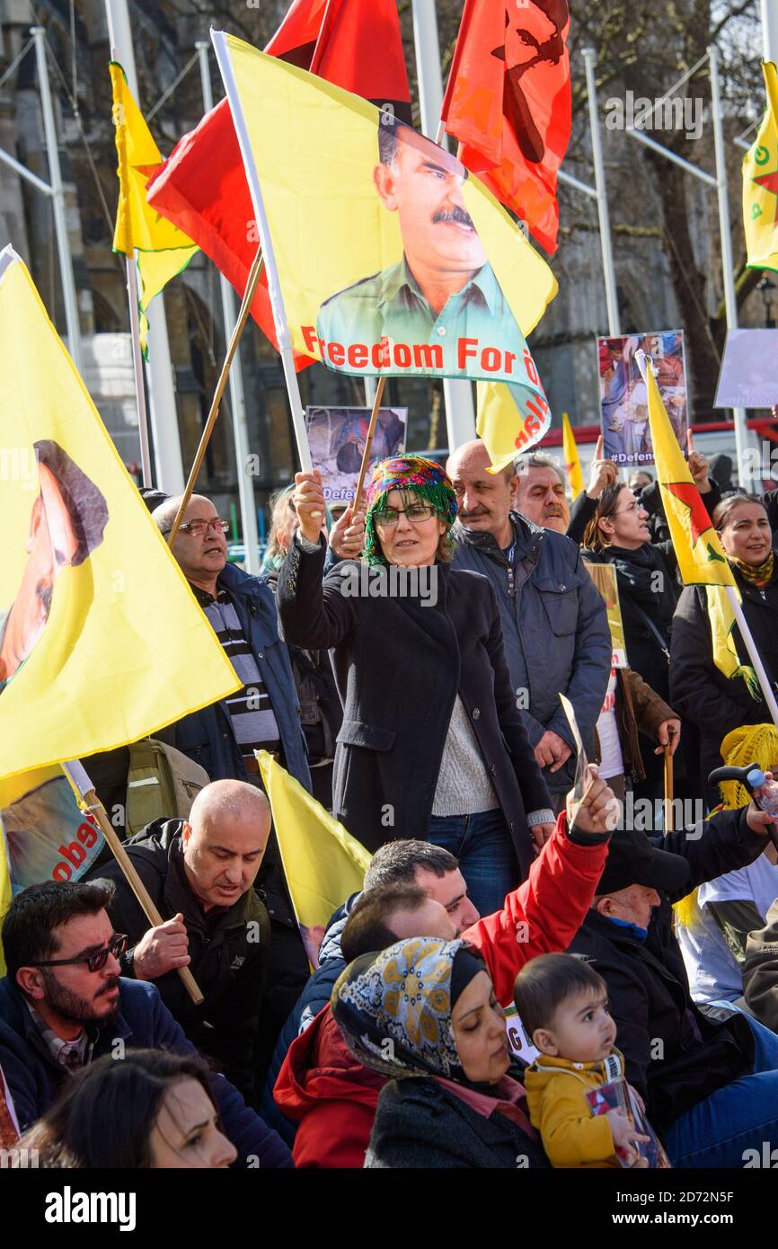 Los manifestantes kurdos bloquean el tráfico en Parliament Square, Londres, y piden al Gobierno británico que ponga fin a su apoyo a Turquía a la luz de los recientes ataques contra las fuerzas kurdas en Siria. Fecha de la foto: Miércoles 14 de marzo de 2018 el crédito de la foto debe ser: Matt Crossick/ EMPICS Entertainment. Foto de stock