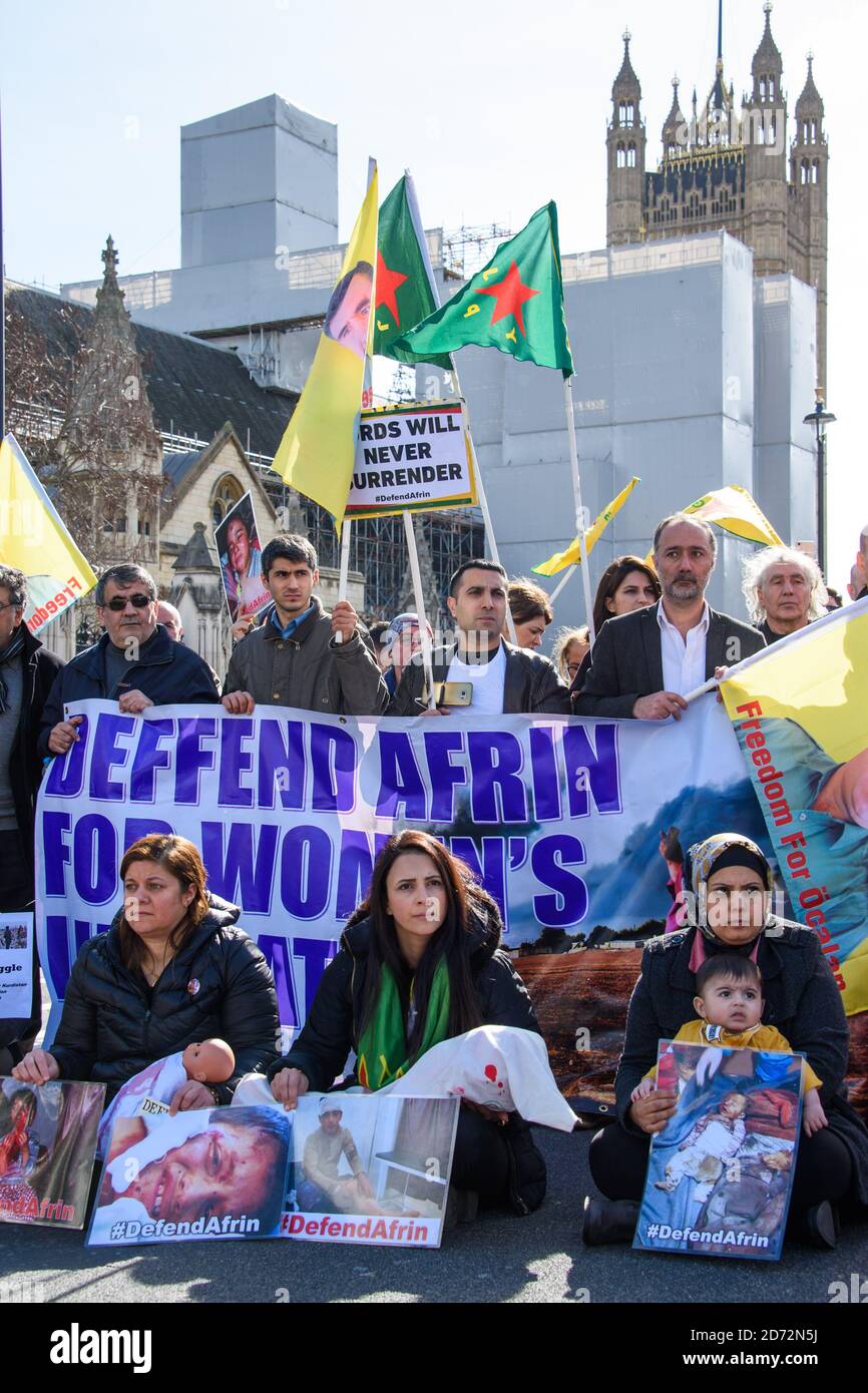 Los manifestantes kurdos bloquean el tráfico en Parliament Square, Londres, y piden al Gobierno británico que ponga fin a su apoyo a Turquía a la luz de los recientes ataques contra las fuerzas kurdas en Siria. Fecha de la foto: Miércoles 14 de marzo de 2018 el crédito de la foto debe ser: Matt Crossick/ EMPICS Entertainment. Foto de stock