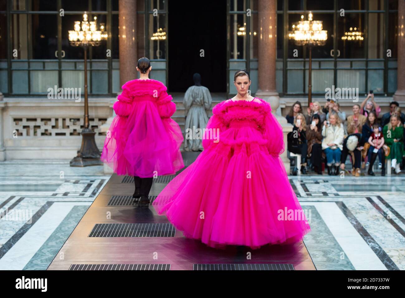 Modelos en la pasarela durante el Molly Goddard desfile de moda, celebrado en el Foreign & Commonwealth Office como parte de la Semana de la Moda de Londres A/W 2019. Fecha del cuadro: Sábado 16 de febrero de 2018. El crédito de la foto debe decir: Matt Crossick/Empics Foto de stock