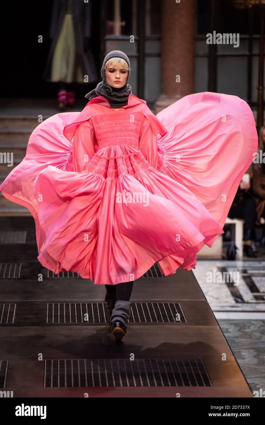 Modelos en la pasarela durante el Molly Goddard desfile de moda, celebrado en el Foreign & Commonwealth Office como parte de la Semana de la Moda de Londres A/W 2019. Fecha del cuadro: Sábado 16 de febrero de 2018. El crédito de la foto debe decir: Matt Crossick/Empics Foto de stock