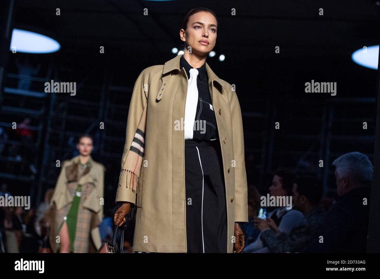 Irina Shayk en la pasarela durante el desfile de moda Burberry, celebrado en Tate Modern, como parte de la Semana de la Moda de Londres A/W 2019. Foto fecha: Domingo 17 de febrero de 2018. El crédito de la foto debe decir: Matt Crossick/Empics Foto de stock