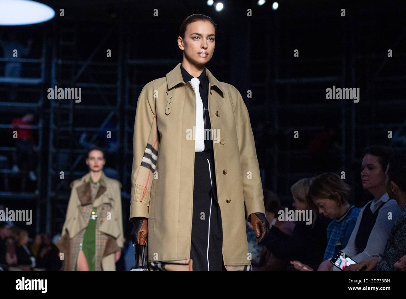 Irina Shayk en la pasarela durante el desfile de moda Burberry, celebrado en Tate Modern, como parte de la Semana de la Moda de Londres A/W 2019. Foto fecha: Domingo 17 de febrero de 2018. El crédito de la foto debe decir: Matt Crossick/Empics Foto de stock