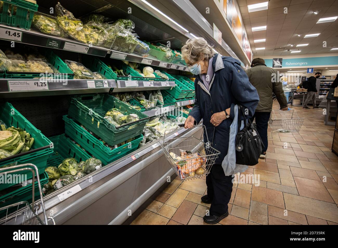 Gente de compras de comestibles en el supermercado Morrisons, Londres SW19, Inglaterra, Reino Unido Foto de stock