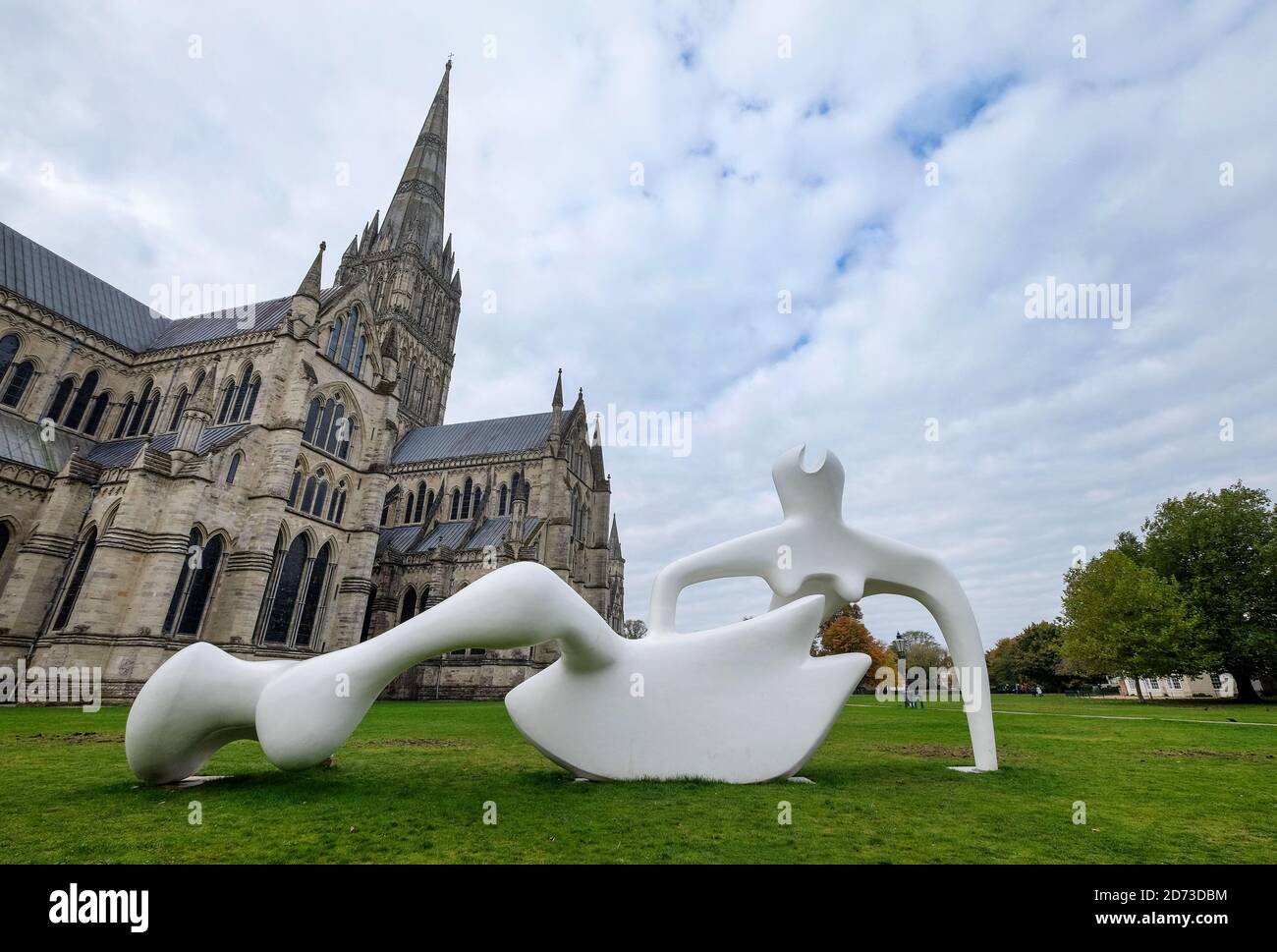 Gran escultura de la figura de Reclining del artista Henry Moore en exhibición fuera de la Catedral de Salisbury, Wiltshire, Reino Unido Foto de stock