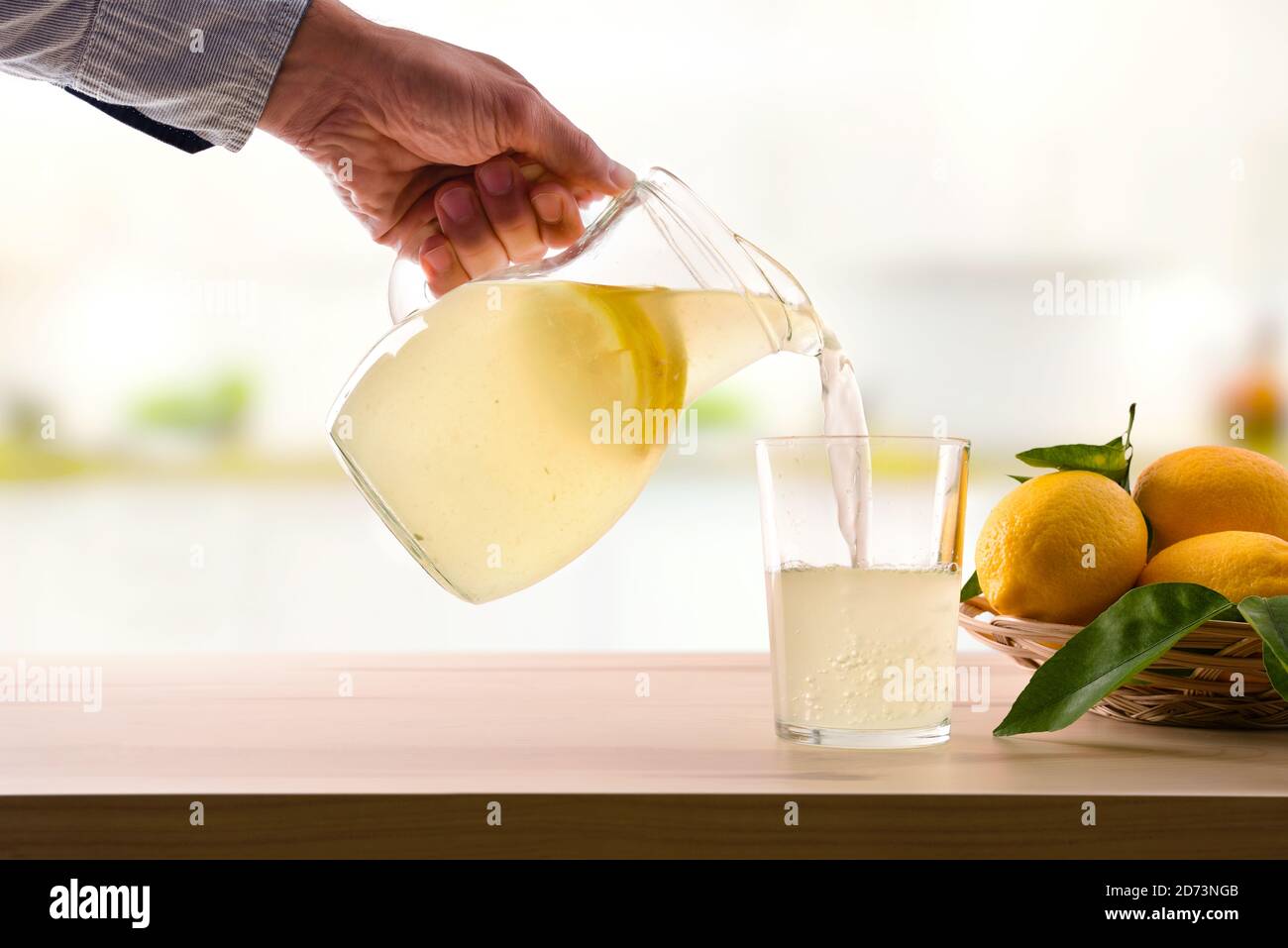 Agua Con Limón En La Jarra De Cristal. Enfoque Selectivo Fotos, retratos,  imágenes y fotografía de archivo libres de derecho. Image 42443586