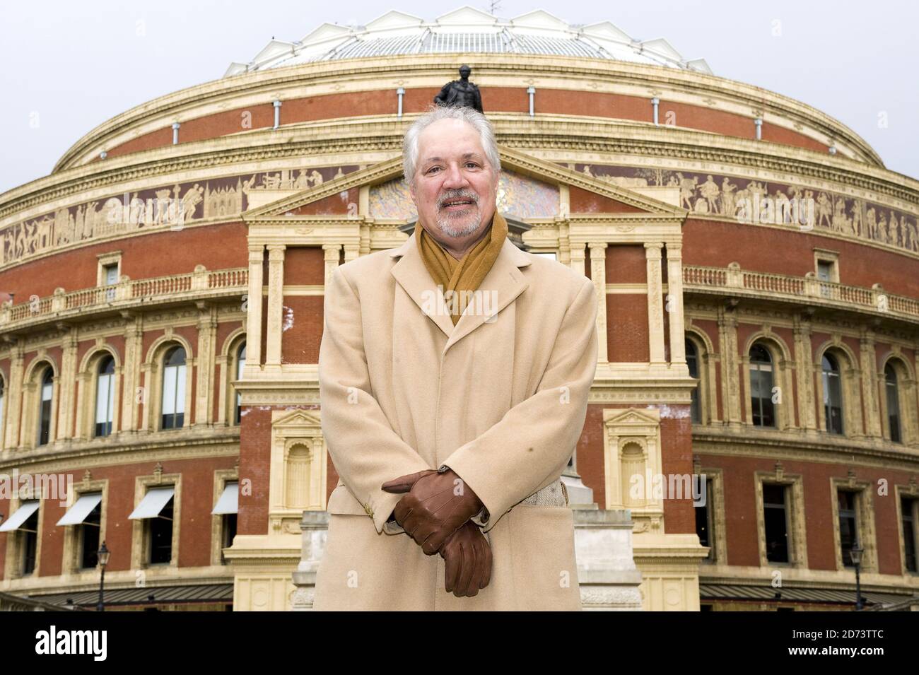 Peter Sarstedt, que está actuando en el Solid 60s Silver Show, posará para las fotografías fuera del Royal Albert Hall en el centro de Londres para lanzar el espectáculo especial del 25 aniversario. Foto de stock