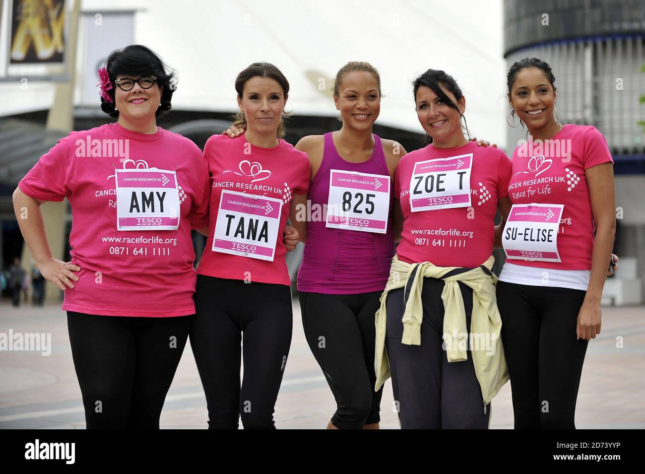 Algunas de las celebridades, incluyendo (l-r) Amy Lame, Tana Ramsay, Angela Griffin, Zoe Tyler y Sue-Elise Nash, participando en la carrera por la vida de Cancer Research UK, en el O2 Arena en Greenwich, Londres. Foto de stock