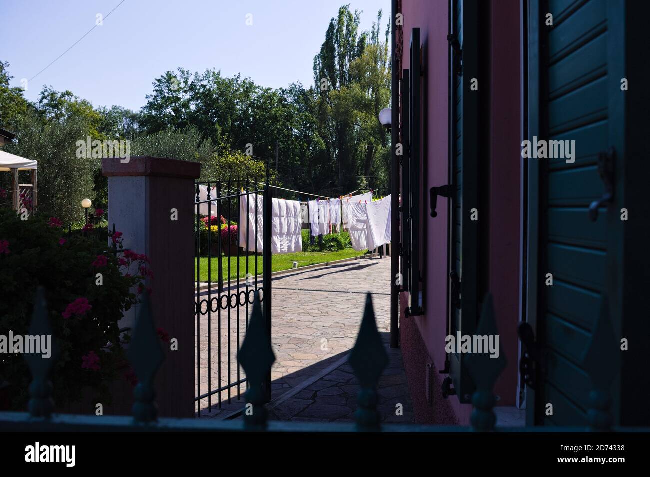 La vista de algunas sábanas y ropa colgando en el tendedero en el jardín (Pesaro, Italia, Europa) Foto de stock