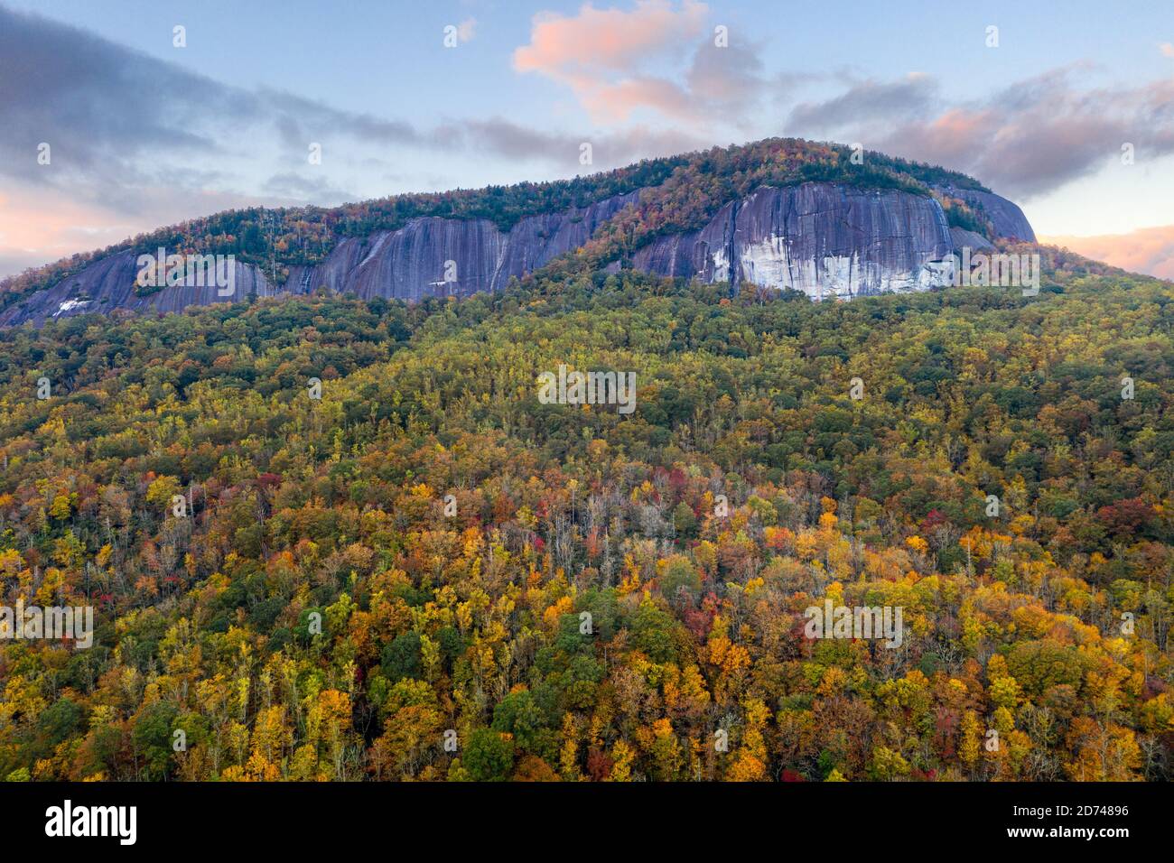Pisgah National Forest, Carolina del Norte, EE.UU. En mirar Roca de vidrio durante la temporada de otoño en la mañana. Foto de stock
