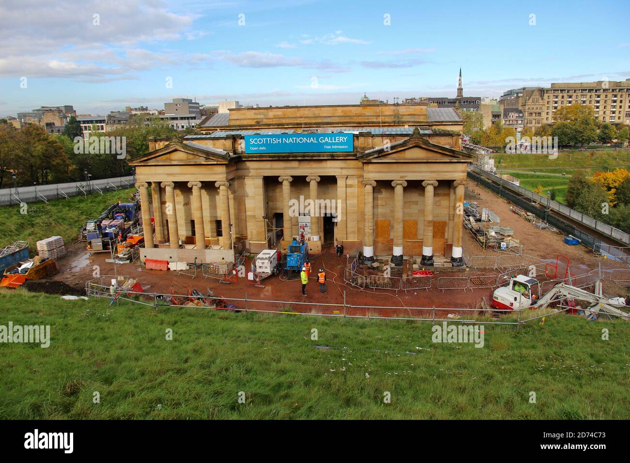 Se están llevando a cabo obras de renovación fuera de la Galería Nacional Escocesa En Edimburgo Foto de stock
