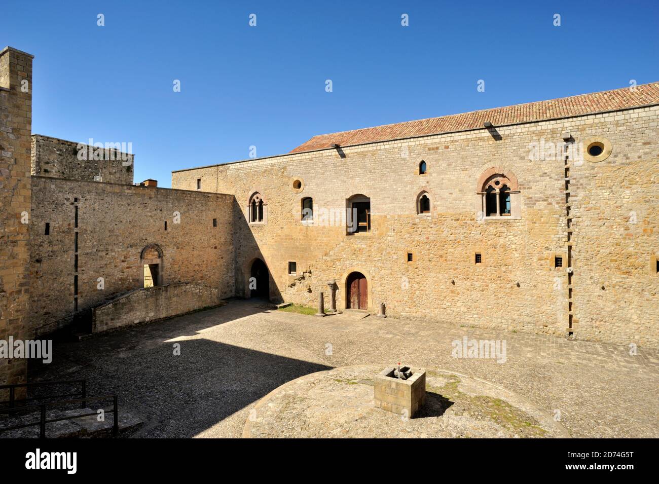 Patio del castillo de Norman, Castel Lagopesole, Basilicata, Italia Foto de stock