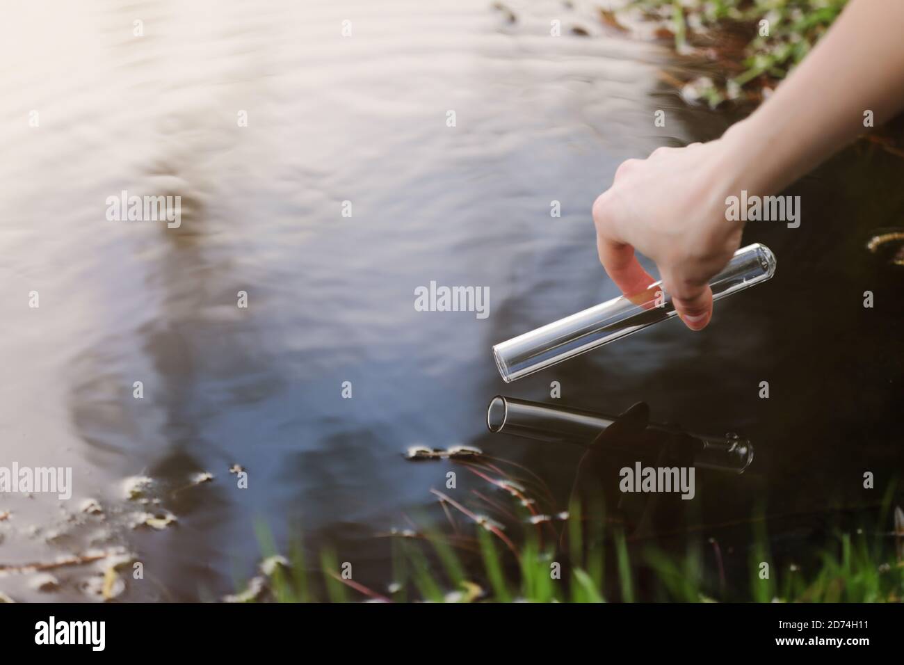 Una muestra de agua del río. Consumo de agua. Abstracción de agua. Agua de muestra. El concepto de un ambiente limpio Foto de stock