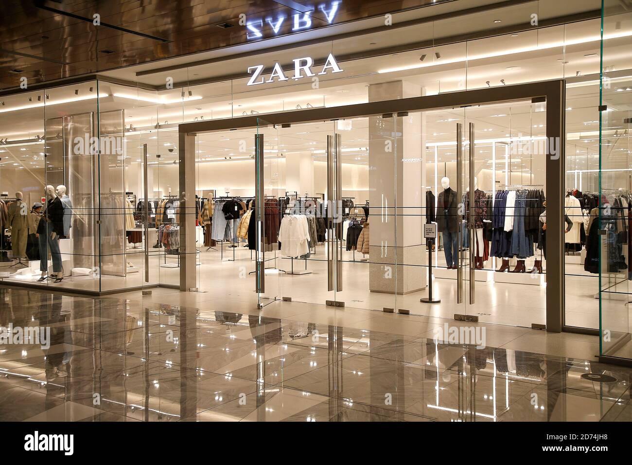 Nueva York, EE.UU. 19 de octubre de 2020. Zara logo y tienda se ve en  Hudson Yards. Crédito: John Lamparski/SOPA Images/ZUMA Wire/Alamy Live News  Fotografía de stock - Alamy