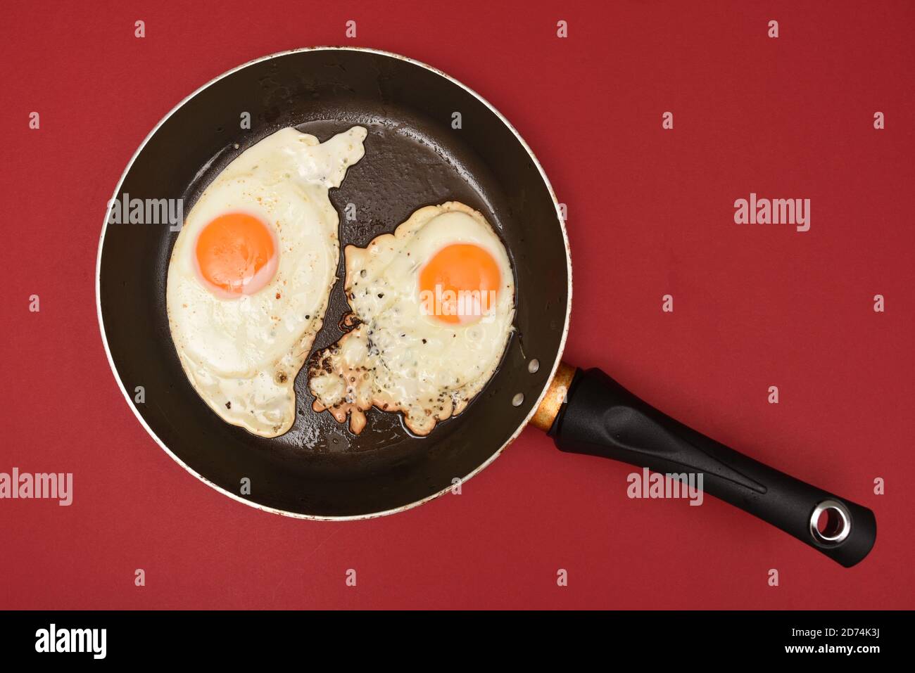 Dos huevos fritos en una sartén Foto de stock
