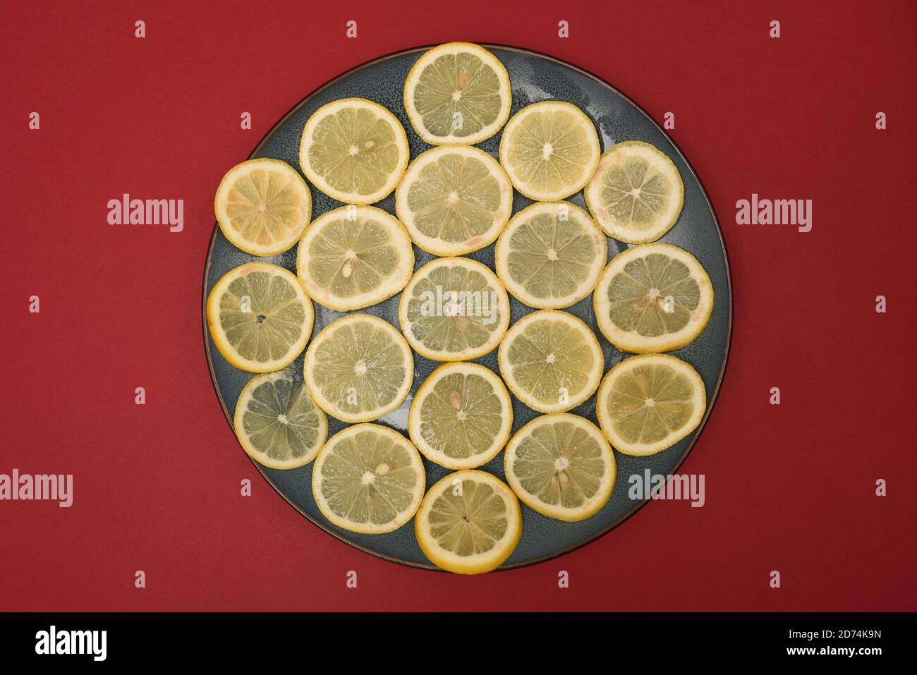 un plato de rodajas de limón Foto de stock